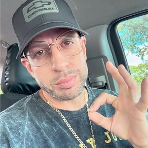 Meet your Posher, Victor